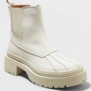 Universal Thread Ella lug boot. Size 9.5. Rubber rain/snow boot. Off white.